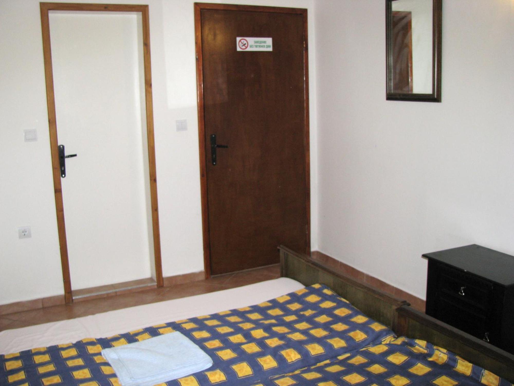 Guest House Familia Samovodene Exterior foto