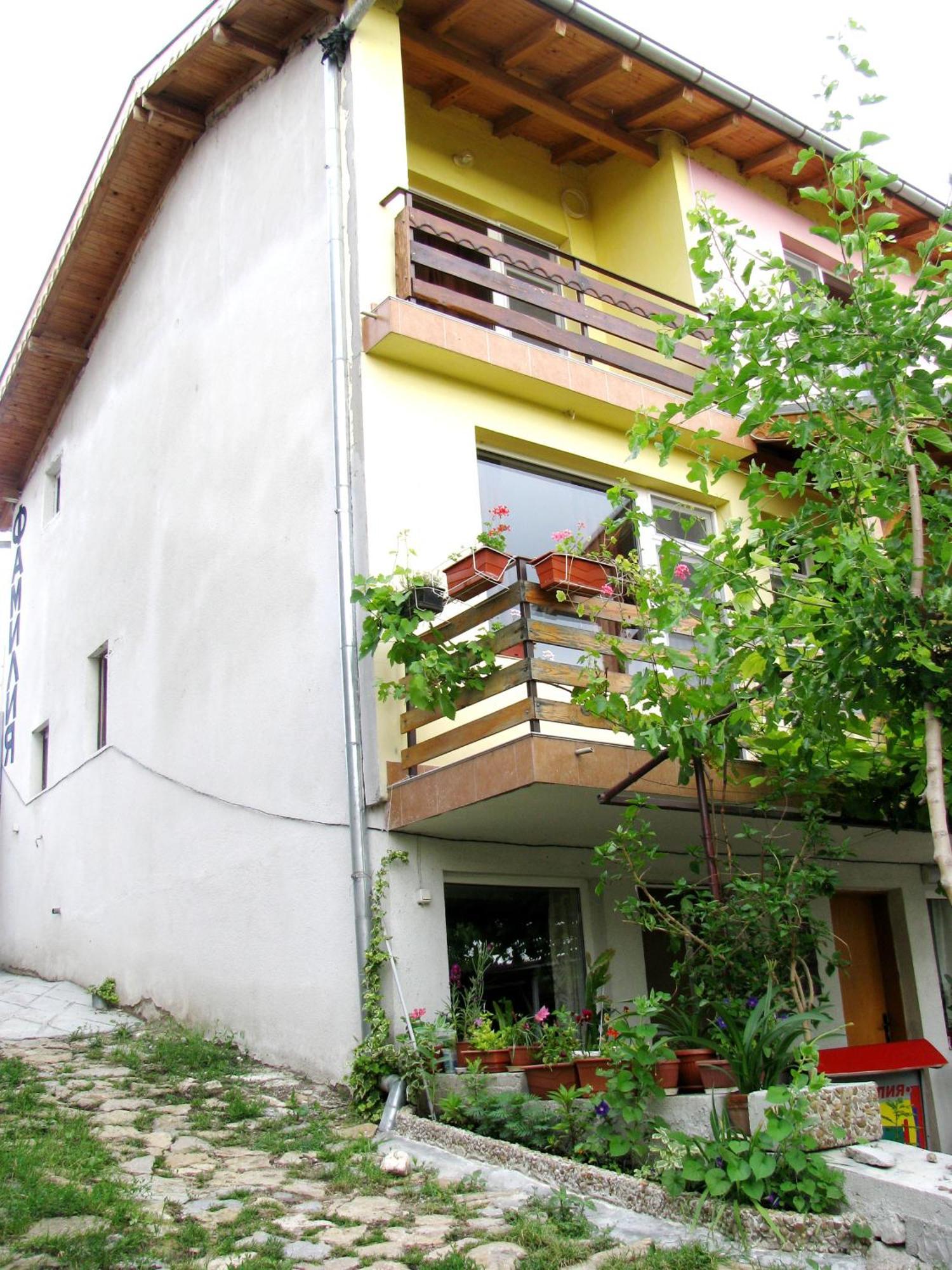 Guest House Familia Samovodene Exterior foto